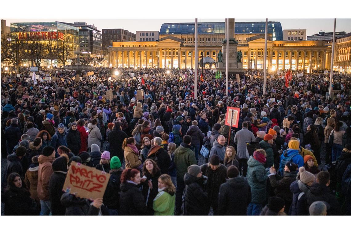 Die Demo auf dem Schlossplatz im Video Der Schlossplatz war am Samstagabend ...