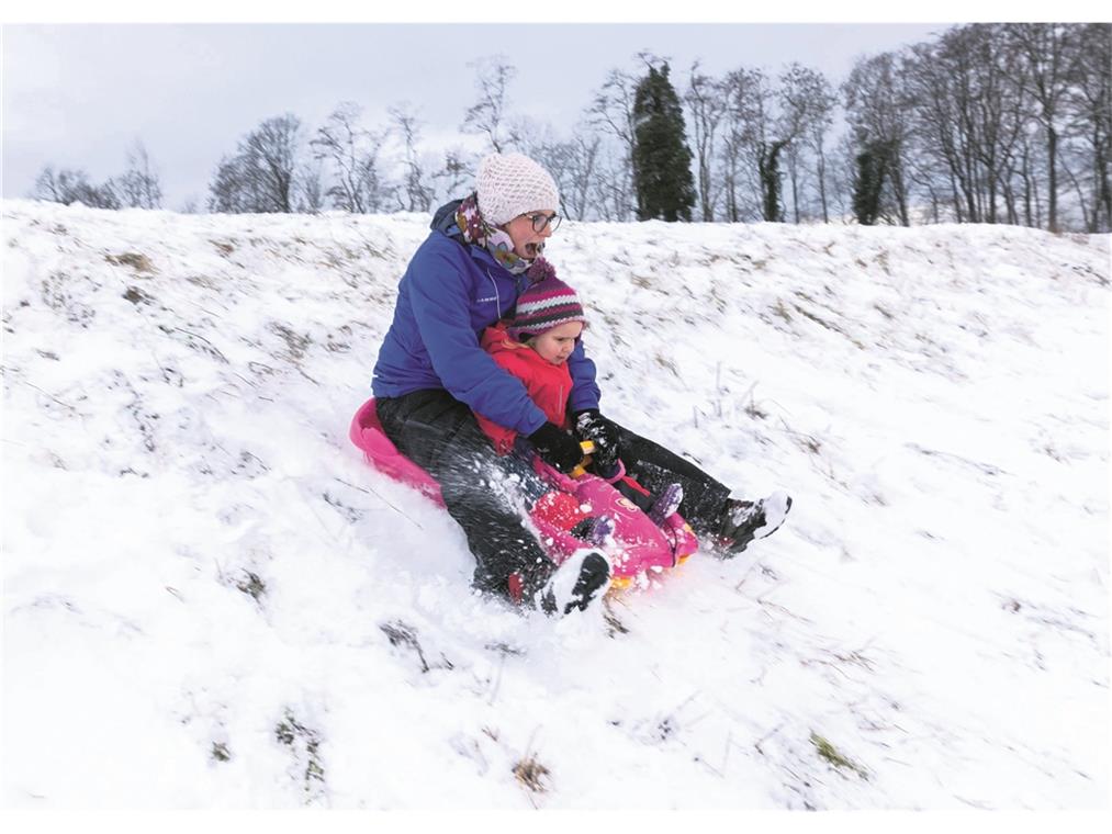 Der Schnee ist zwar nass, aber beim Rodeln haben Mutter und Kind trotzdem Spaß. Fotos: J. Fiedler