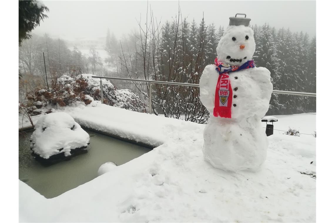 Der Schneemann von Elisabeth Beck und Volker Braun aus Althütte ist wohl VfB-Fan...