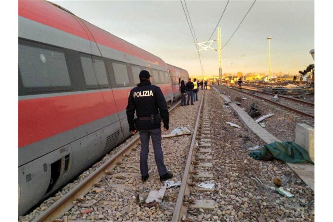 Bei Tempo 290: Schweres Zugunglück in Italien Der Schnellzug Frecciarossa. Foto: Italian Police/AP/dpa