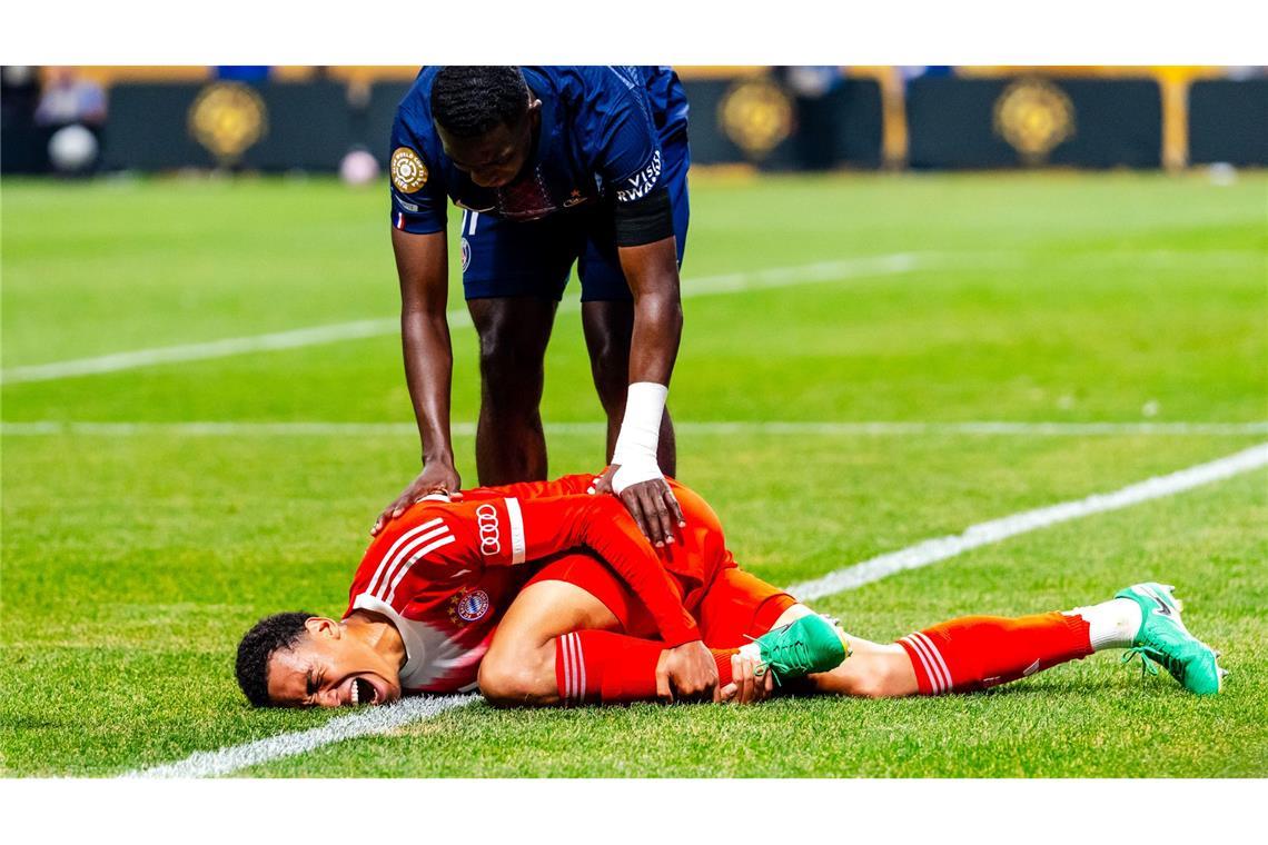 Der Schockmoment: Jamal Musiala liegt im Viertelfinalspiel gegen PSG bei der Club-WM in Atlanta verletzt am Boden. (Archivbild)