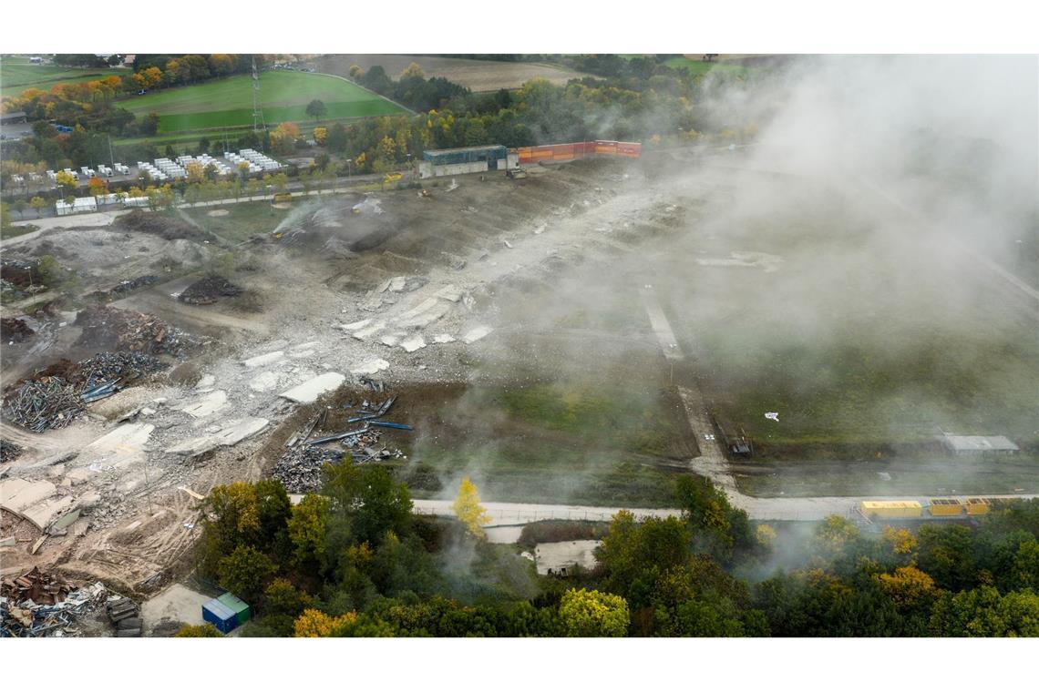Bilder des Tages Der Schornstein vom RWE Dampfkraftwerk in Werne liegt nach der Sprengung in Trümmern.