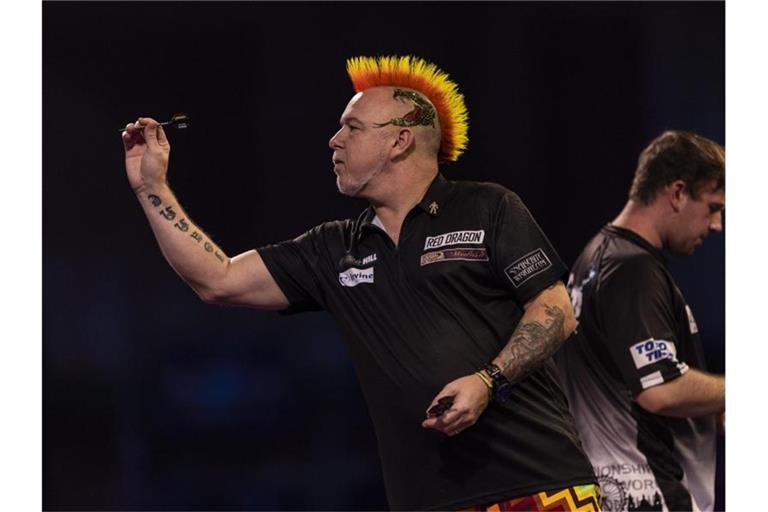 Der Schotte (l) setzte sich im Viertelfinale der Darts-WM mit 5:4 gegen den Engländer Callan Rydz durch. Foto: Steven Paston/PA Wire/dpa