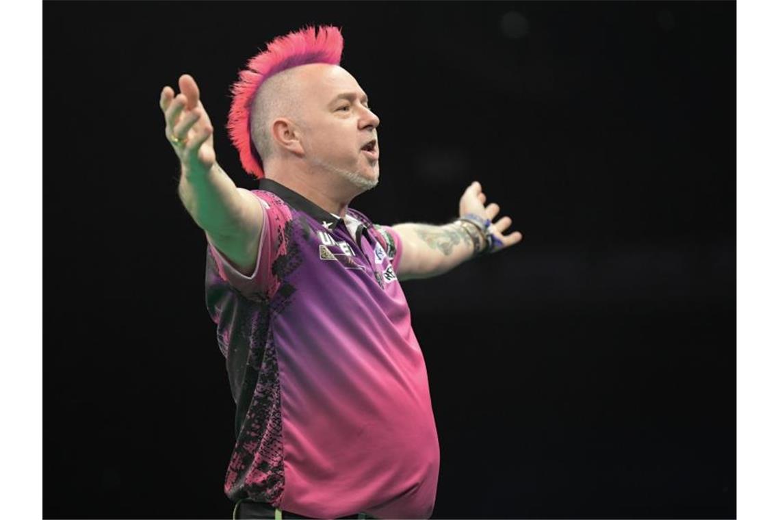 Der Schotte Peter Wright ist bei der Darts-WM Titelverteidiger. Foto: Jörg Carstensen/dpa