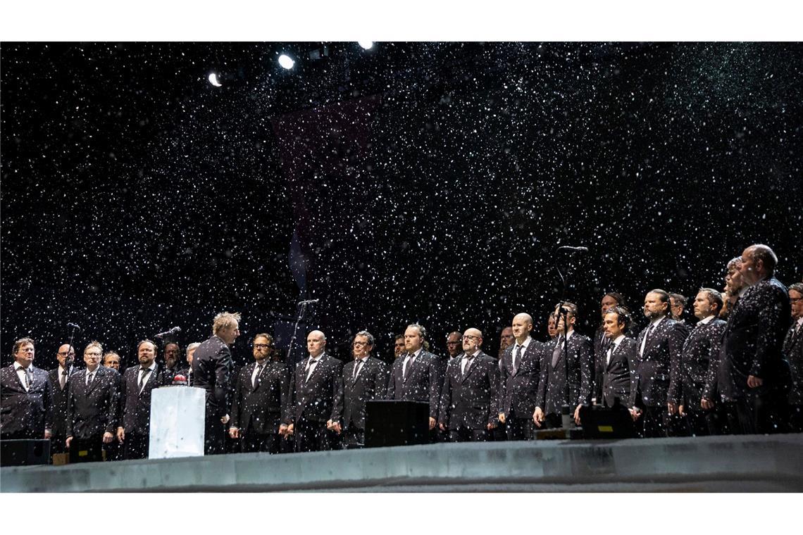 Der schreiende Männerchor singt auf der verschneiten Hauptbühne in Oulu.