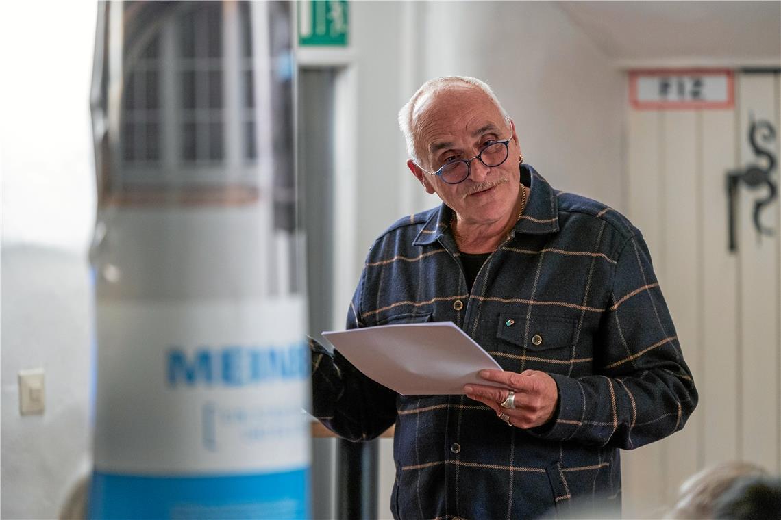 Ein fotografisches Tagebuch aus der Coronazeit Der Schriftsteller José F. A. Oliver trägt verschiedene Beiträge aus dem Buch „Meinbaco“ im Helferhaus vor. Foto: Alexander Becher
