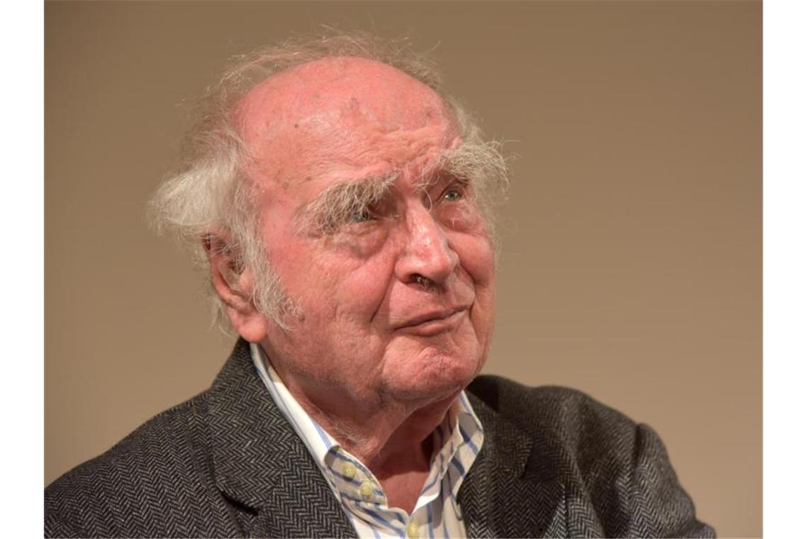 Autor Martin Walser überlässt Literaturarchiv seinen Vorlass Der Schriftsteller Martin Walser schaut während einer Lesung nach oben. Foto: Ulf Mauder/dpa/Archivbild
