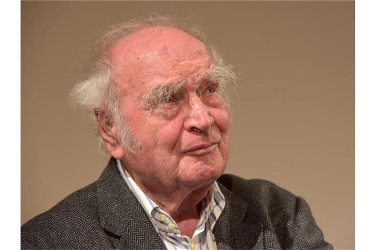 Der Schriftsteller Martin Walser schaut während einer Lesung nach oben. Foto: Ulf Mauder/dpa/Archivbild