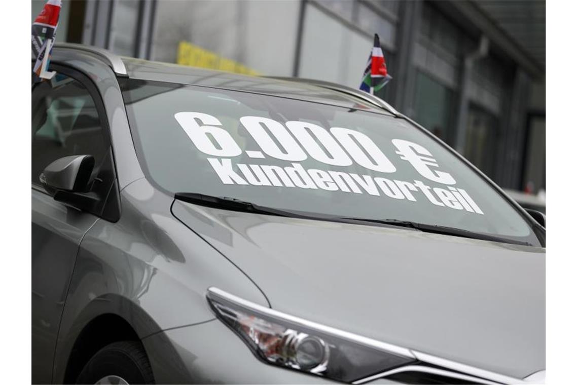 Der Schriftzug „6.000 Euro Kundenvorteil“ steht auf der Frontscheibe eines grauen Toyota. Foto: Jan Woitas/dpa-Zentralbild/dpa/Archivbild