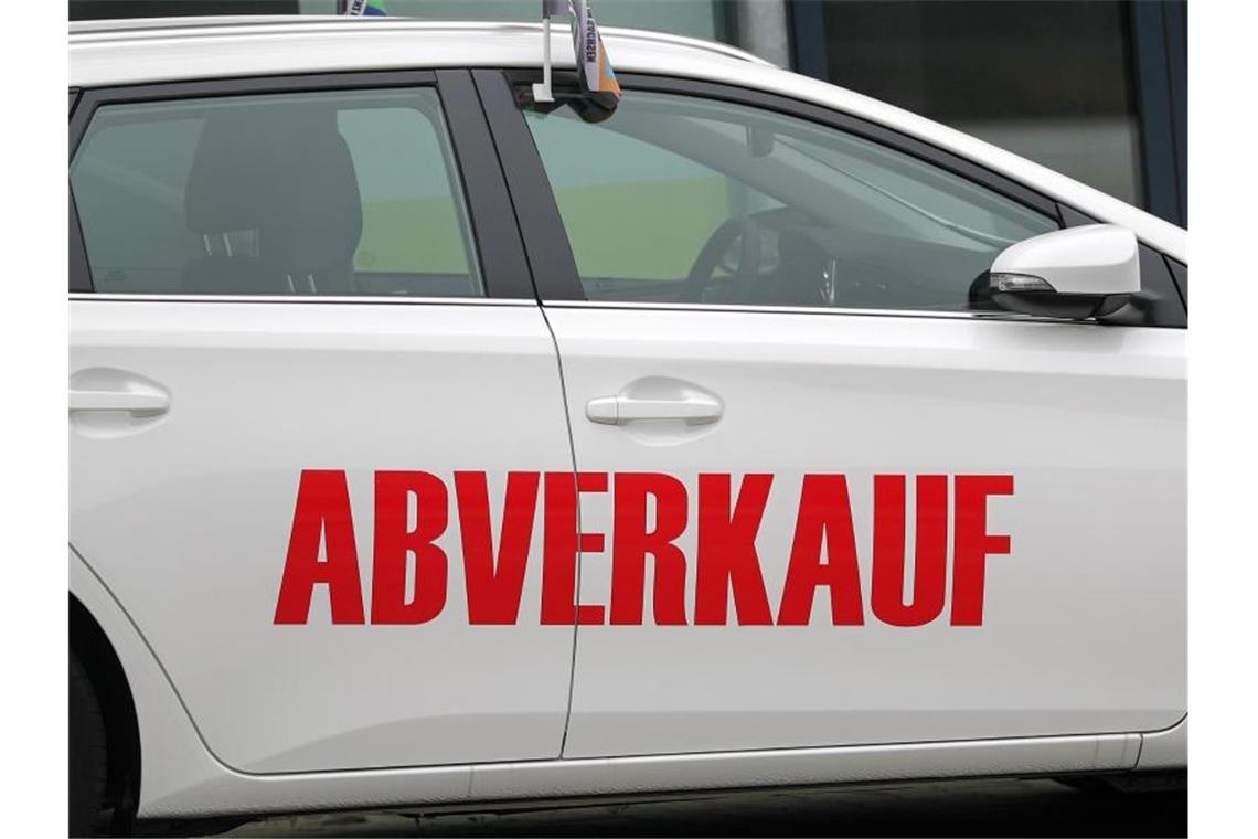 Der Schriftzug „Abverkauf“ auf einem Toyota Auris Kombi: Anders als in den Vorjahren können deutsche Autokäufer vor der IAA in Frankfurt nicht auf besonders hohe Preisnachlässe hoffen. Foto: Jan Woitas