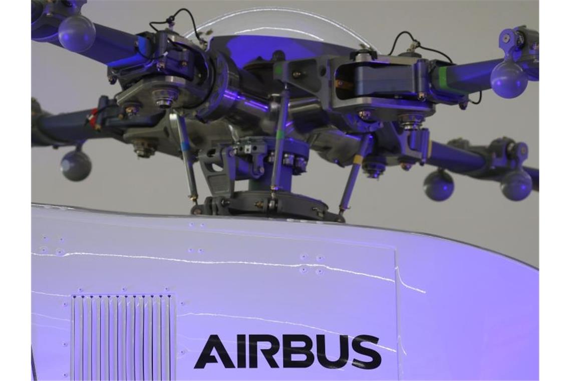 Airbus Helicopters übernimmt Wartungsgeschäft von ZF Der Schriftzug „Airbus“ ist auf einem Helicopter zu sehen. Foto: Karl-Josef Hildenbrand/dpa/Archivbild