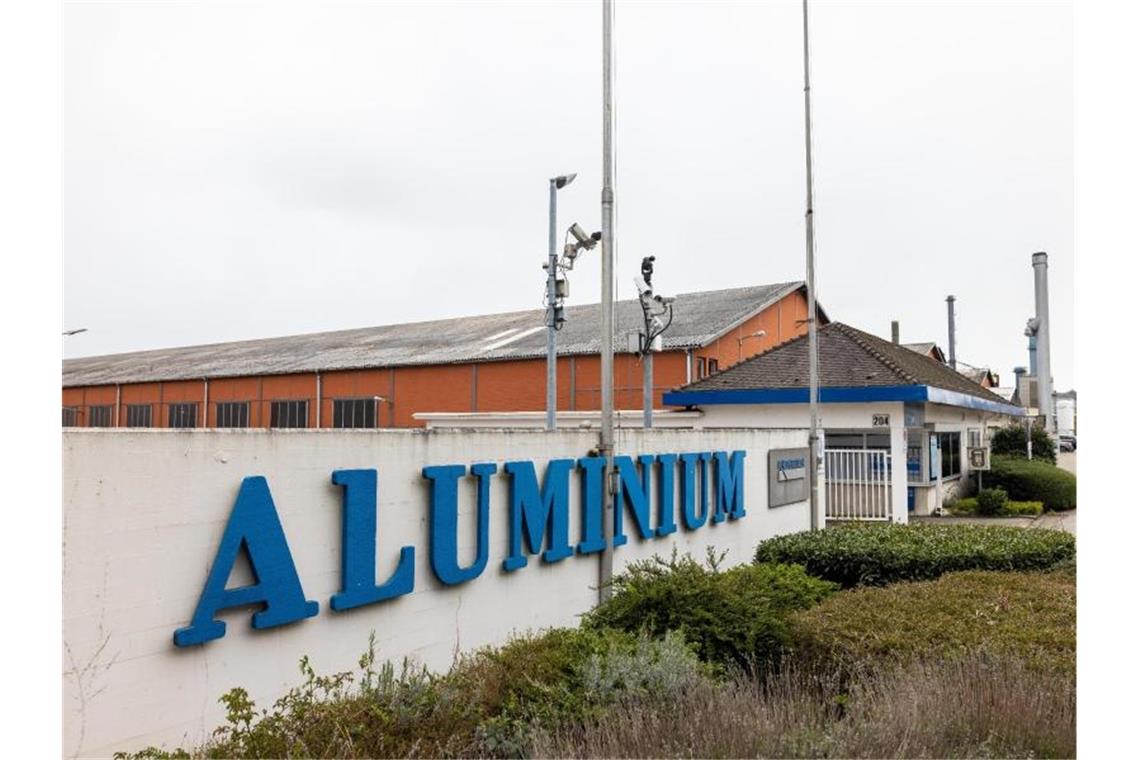 Russischer Konzern übernimmt Aluminiumhütte Rheinfelden Der Schriftzug „Aluminium“ ist neben der Werkseinfahrt der Aluminium Rheinfelden GmbH zu sehen. Foto: Philipp von Ditfurth/dpa/Archivbild