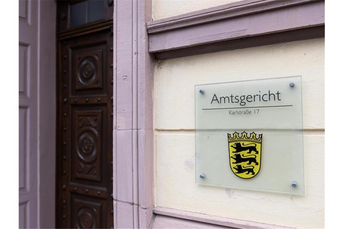 Demo nahe Kretschmanns Haus: Angeklagter fehlt vor Gericht Der Schriftzug „Amtsgericht“ ist auf einem Schild am Eingangsbereich des Gerichts zu sehen. Foto: Silas Stein/dpa
