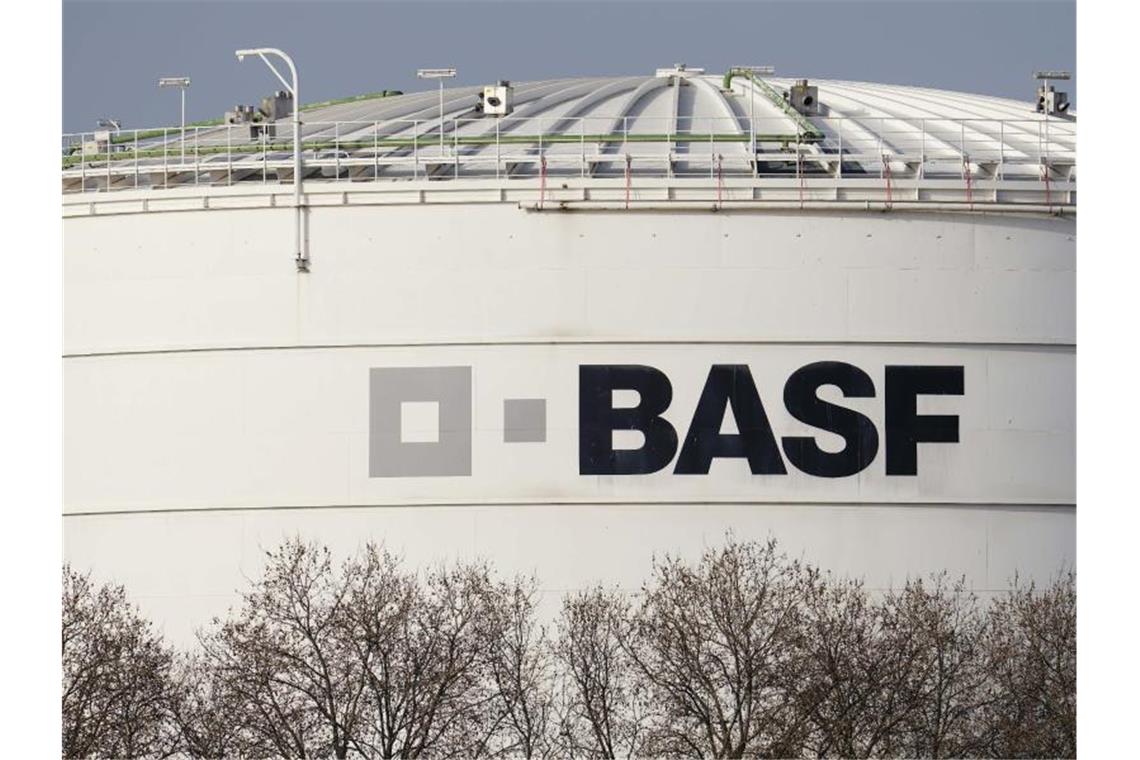 BASF will Aktien für bis zu drei Milliarden zurückkaufen Der Schriftzug BASF ist auf einem Behälter auf dem Werksgelände von BASF angebracht. Foto: Uwe Anspach/dpa/Archiv