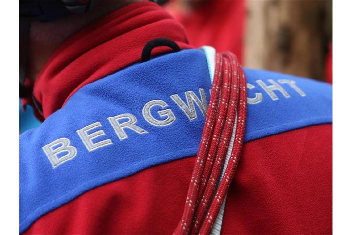 Der Schriftzug "Bergwacht" auf einer Jacke. Foto: Matthias Bein/dpa-Zentralbild/dpa/Archivbild