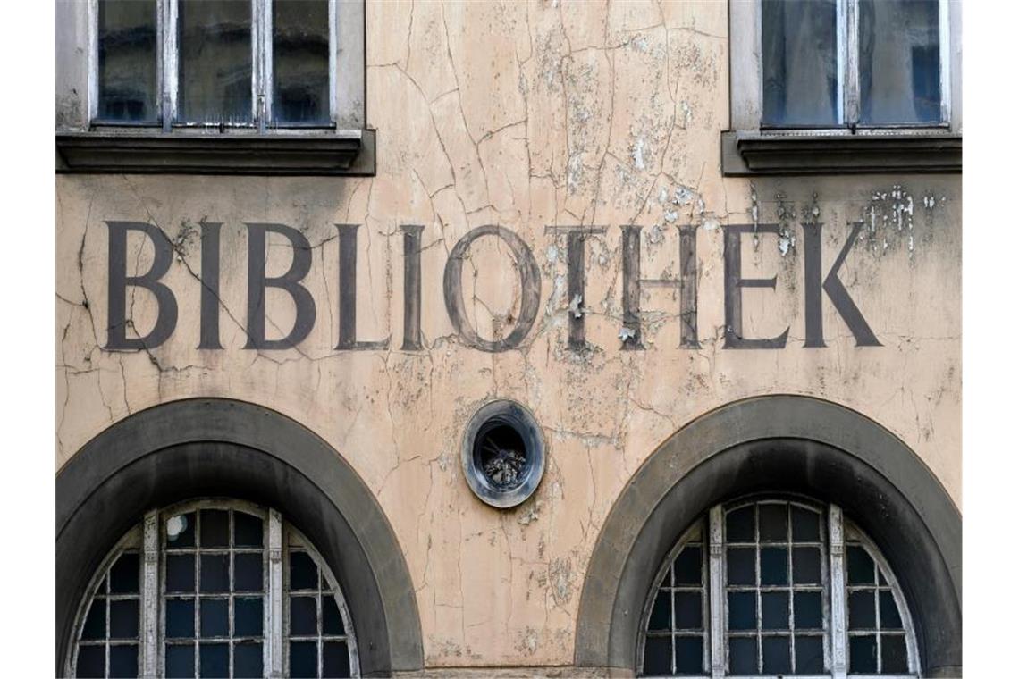 Der Schriftzug "Bibliothek" blättert von einer Fassade. Foto: Hendrik Schmidt/dpa-Zentralbild/ZB/Symbolbild