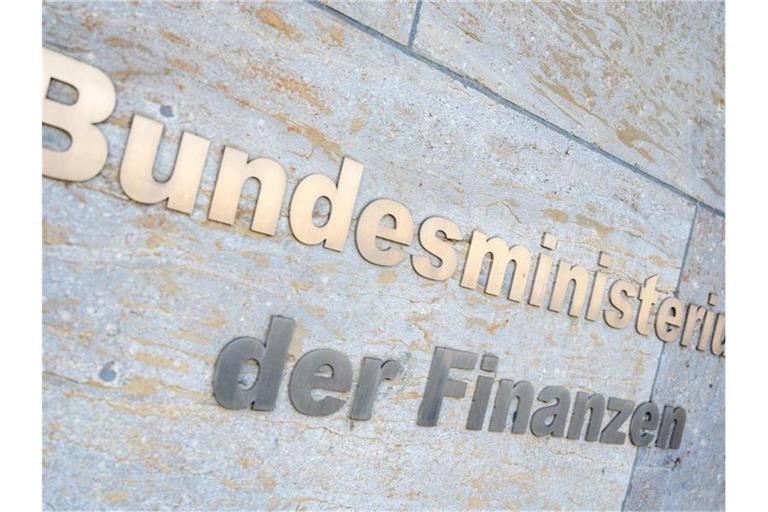 Der Schriftzug „Bundesministerium der Finanzen“ an der Front des Bundesfinanzministeriums in Berlin. Foto: Christophe Gateau/dpa