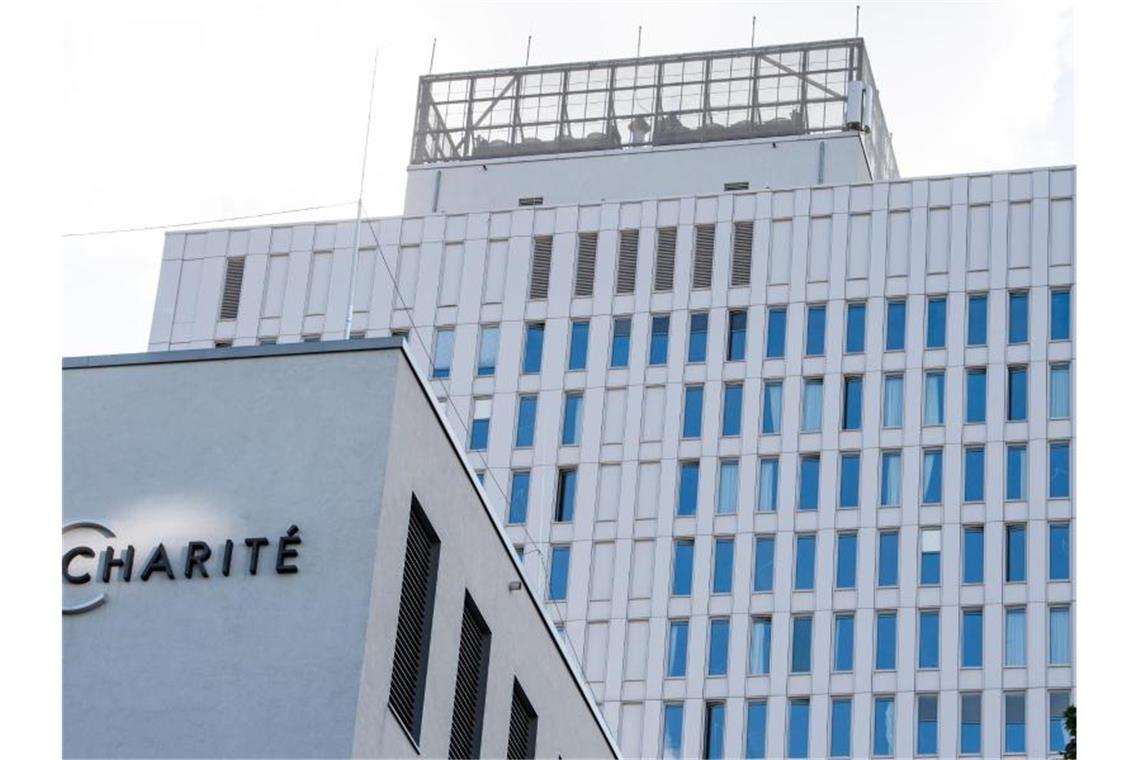 Arbeitsgericht untersagt Streik bei Vivantes-Kliniken Der Schriftzug „Charité“ ist am Gebäude der Zentralen Notaufnahme der Berliner Charité angebracht. Foto: Bernd von Jutrczenka/dpa