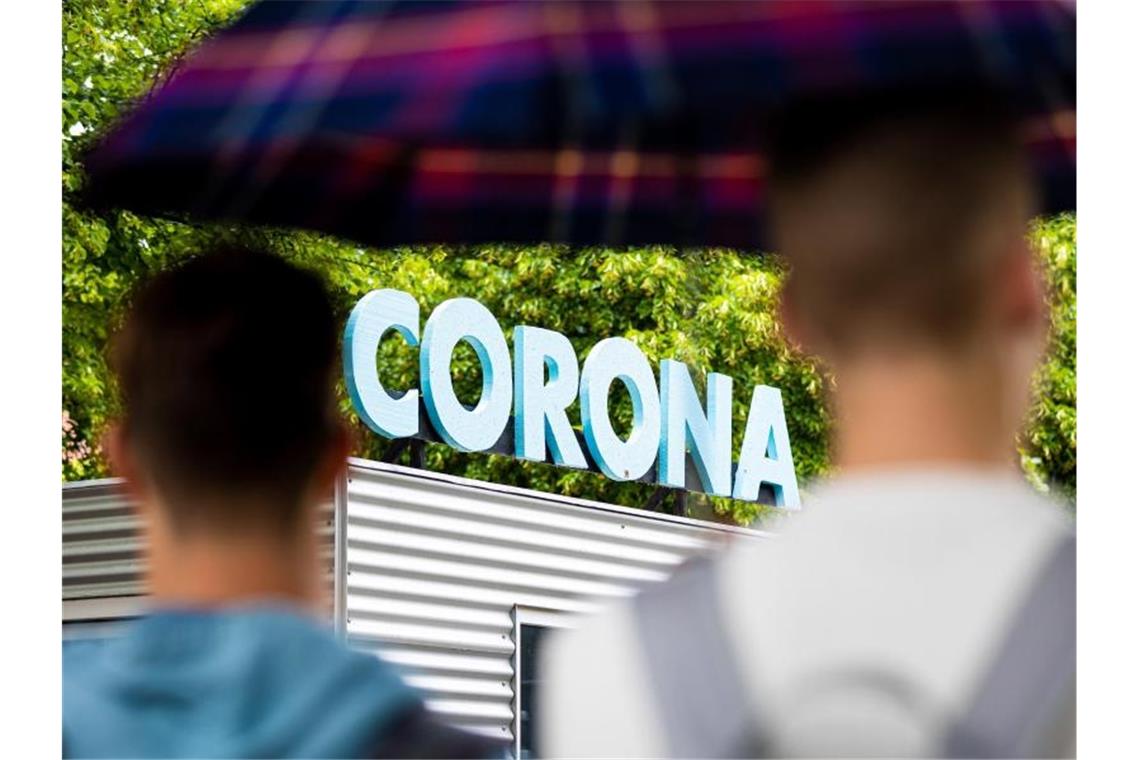 Der Schriftzug „Corona“ ist auf dem Dach eines Containers der Ausstellung „Das Corona-Ding“ in Hannover zu lesen. Foto: Moritz Frankenberg/dpa