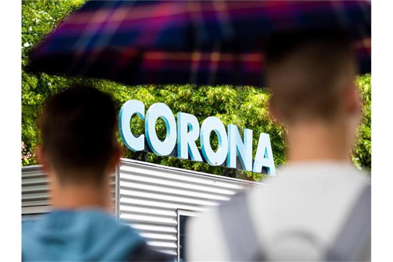 Der Schriftzug „Corona“ ist auf dem Dach eines Containers der Ausstellung „Das Corona-Ding“ in Hannover zu lesen. Foto: Moritz Frankenberg/dpa