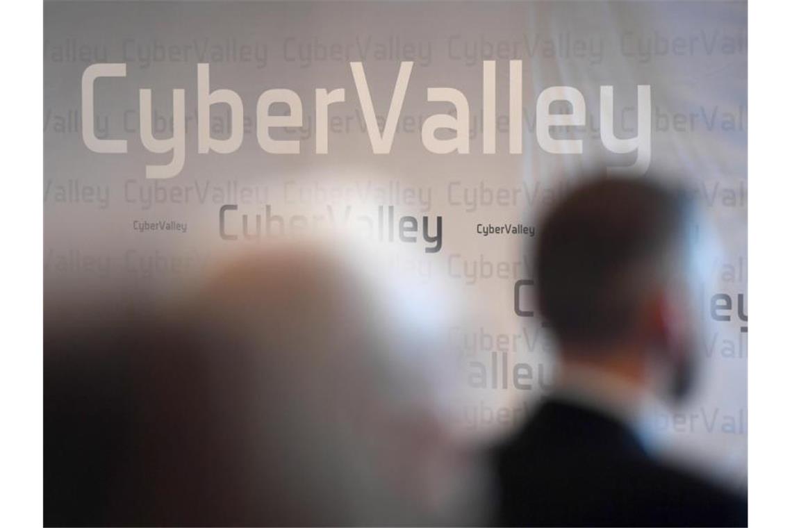 Der Schriftzug "Cyber Valley" steht bei einer Auftaktveranstaltung der Forschungsoffensive an einer Wand. Foto: Marijan Murat/Archivbild