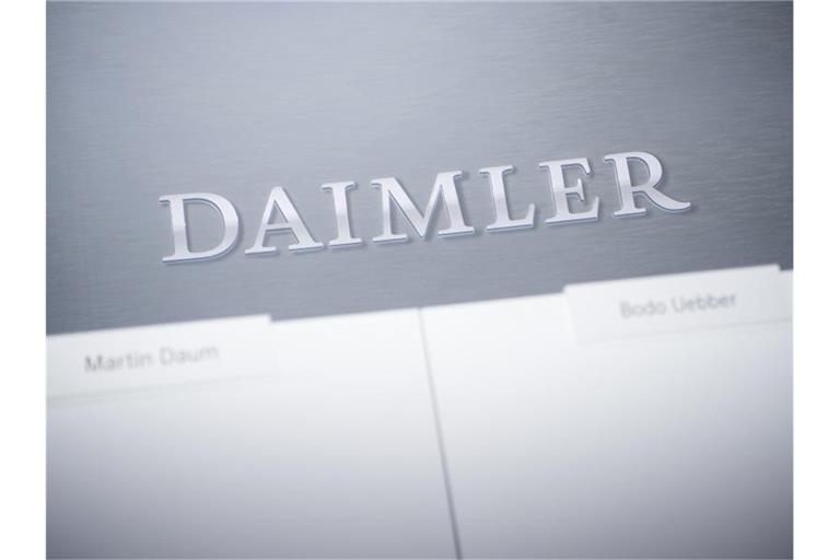 Der Schriftzug "Daimler" steht auf einer Wand. Foto: Sebastian Gollnow/dpa/Archivbild