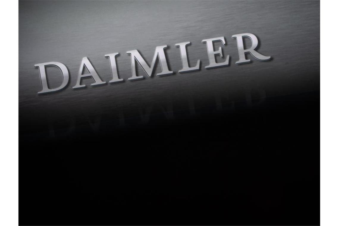 Daimler stellt November-Verkaufsrekord auf Der Schriftzug "Daimler" steht auf einer Wand. Foto: Sebastian Gollnow/dpa/Archivbild