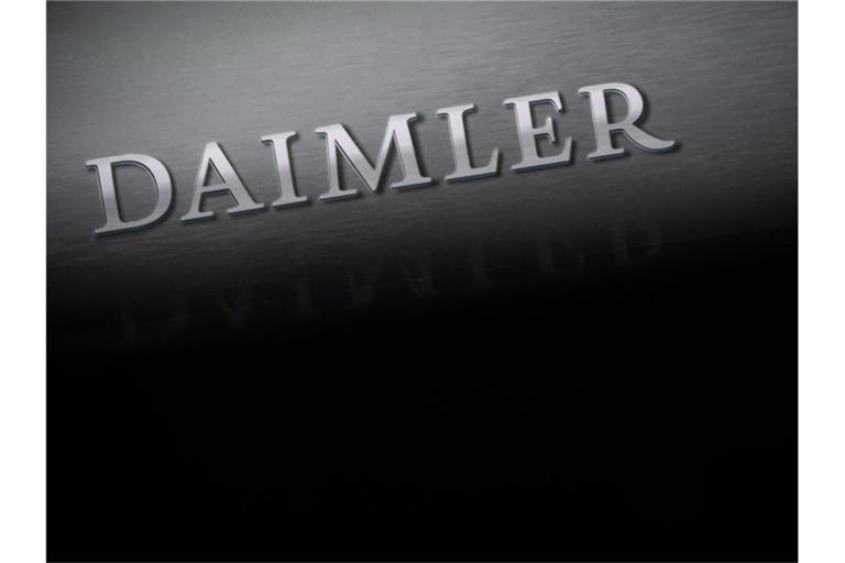 Der Schriftzug "Daimler" steht auf einer Wand. Foto: Sebastian Gollnow/dpa/Archivbild