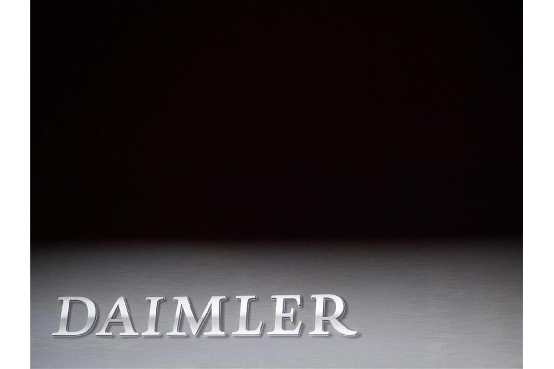 Daimlers US-Absatz sinkt nur noch leicht Der Schriftzug „Daimler“ steht während der Jahrespressekonferenz der Daimler AG auf einer Wand. Foto: Sebastian Gollnow/Archivbild