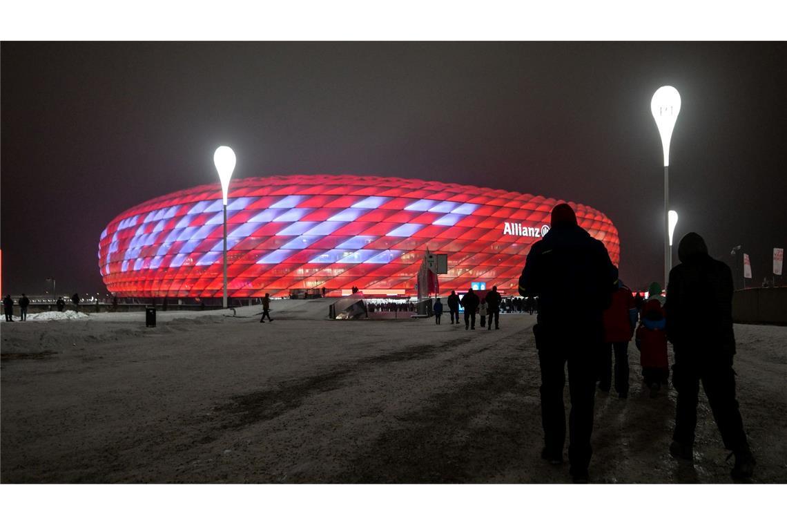 Der Schriftzug "Danke Franz" ziert die Allianz Arena in München an diesem Abend als ein Zeichen des Abschieds von der wohl größten deutschen Fußball-Legende. Franz Beckenbauer ist am 7. Januar im Alter von 78 Jahren verstorben.