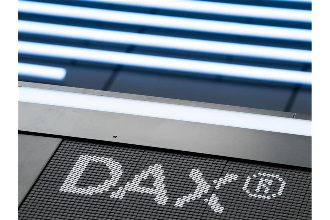 EY: Dax-Konzerne trotzen weltweiten Engpässen Der Schriftzug „DAX“ an der Börse in Frankfurt. Foto: Boris Roessler/dpa