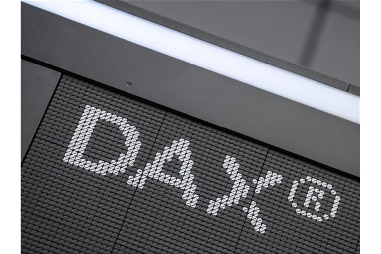 Der Schriftzug „DAX“ im Handelssaal der Deutschen Börse in Frankfurt. Foto: Boris Roessler/dpa