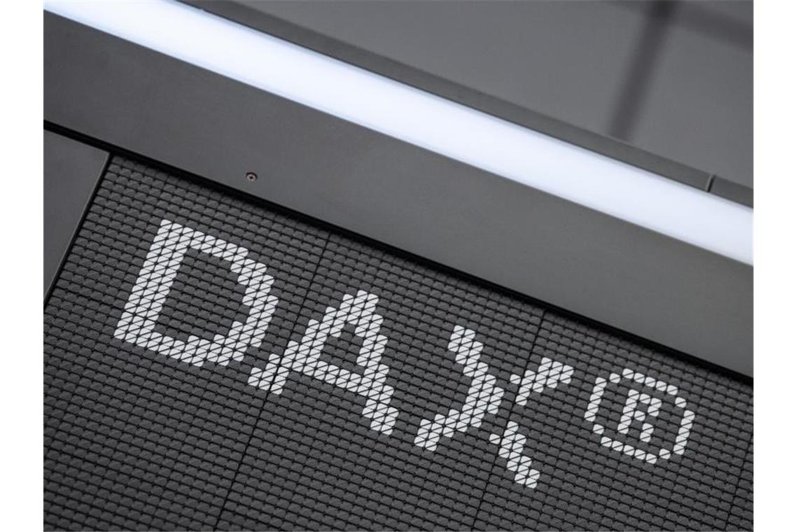 Der Schriftzug „DAX“ im Handelssaal der Deutschen Börse in Frankfurt. Foto: Boris Roessler/dpa