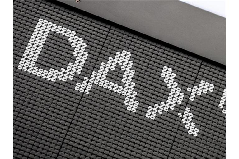 Der Schriftzug „DAX“ im Handelssaal der Deutschen Börse in Frankfurt. Foto: Boris Roessler/dpa