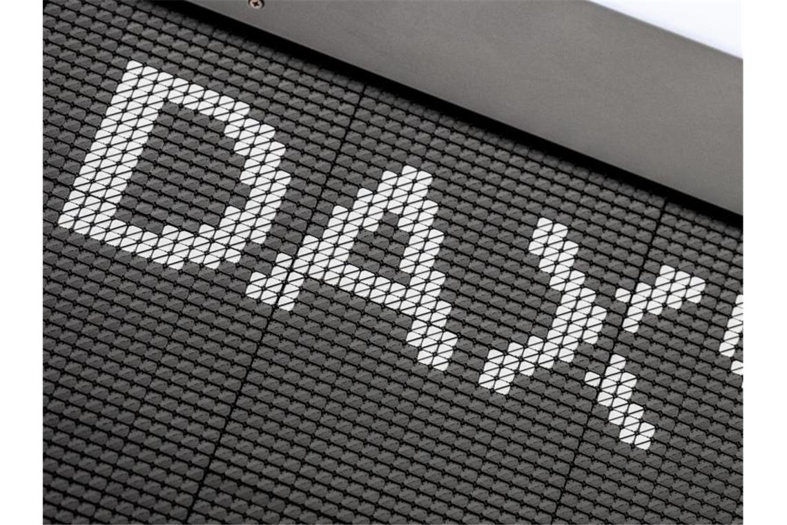 Der Schriftzug „DAX“ im Handelssaal der Deutschen Börse in Frankfurt. Foto: Boris Roessler/dpa