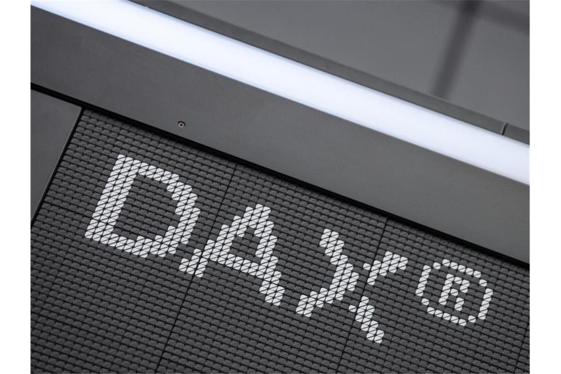 Der Schriftzug „DAX“ ist im Handelssaal der Deutschen Börse in Frankfurt zu sehen. Foto: Boris Roessler/dpa