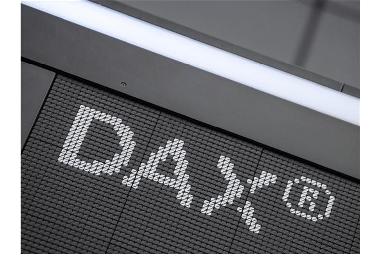 Der Schriftzug „DAX“ ist im Handelssaal der Deutschen Börse in Frankfurt zu sehen. Foto: Boris Roessler/dpa