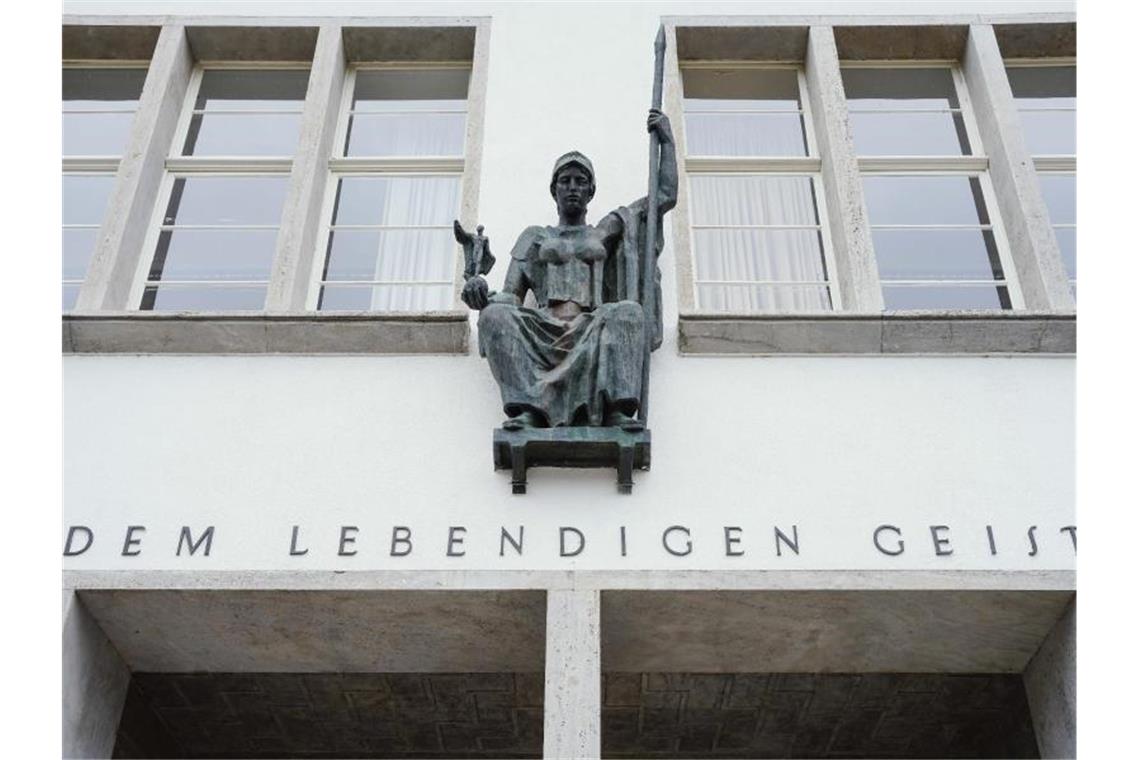 Der Schriftzug „Dem lebendigen Geist“ ist über dem Eingang der Ruprecht-Karls-Universität angebracht. Foto: Uwe Anspach/dpa