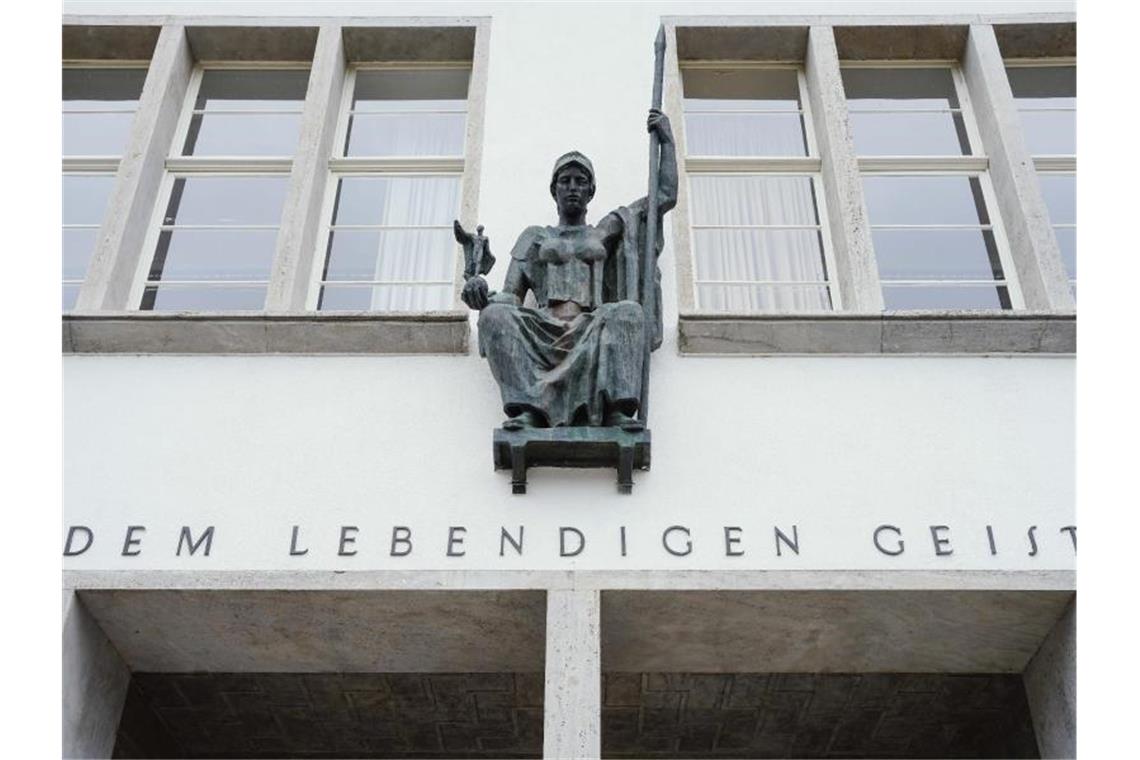 R wie Ruperto Carola: Die älteste deutsche Universität Der Schriftzug „Dem lebendigen Geist“ ist über dem Eingang der Ruprecht-Karls-Universität angebracht. Foto: Uwe Anspach/dpa