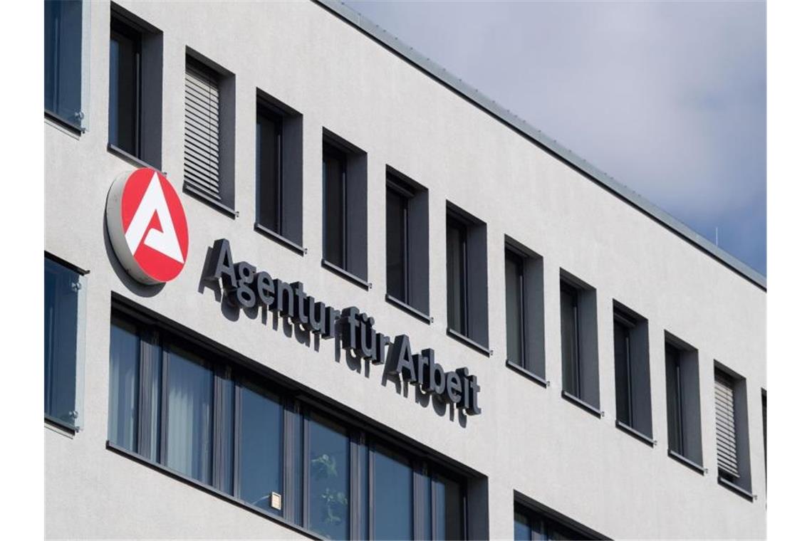 Der Schriftzug der „Agentur für Arbeit“ an einem Gebäude der Agentur. Foto: Marijan Murat/dpa/Archivbild