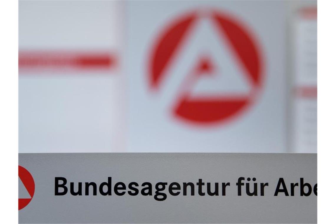 Zahl der Arbeitslosen weiter leicht gesunken Der Schriftzug der Bundesagentur für Arbeit steht vor einem Logo der Bundesagentur. Foto: Sebastian Gollnow/dpa