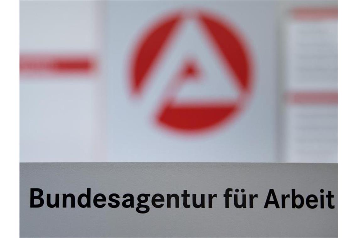 Der Schriftzug der Bundesagentur für Arbeit vor einem Logo der Bundesagentur. Foto: Sebastian Gollnow/dpa