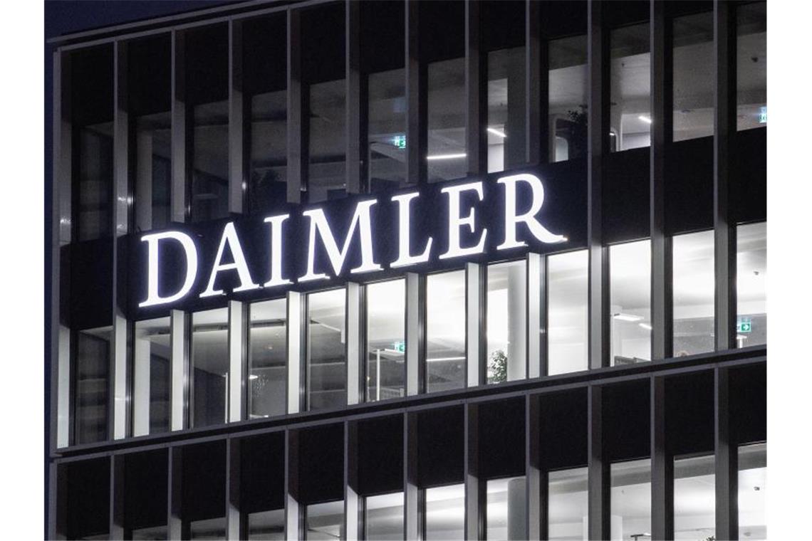 Der Schriftzug der Daimler-AG ist an der Konzernzentrale zu sehen. Foto: Marijan Murat/dpa/Archivbild