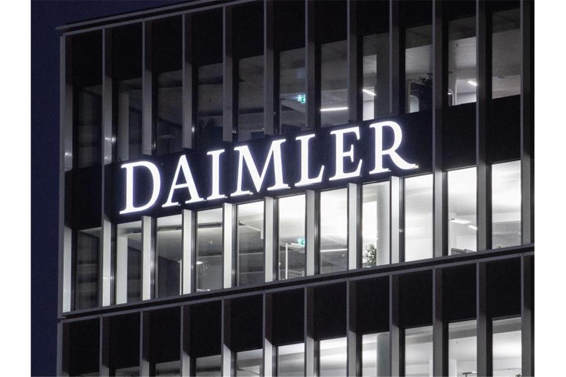 Der Schriftzug der Daimler-AG ist an der Konzernzentrale zu sehen. Foto: Marijan Murat/dpa/Archivbild