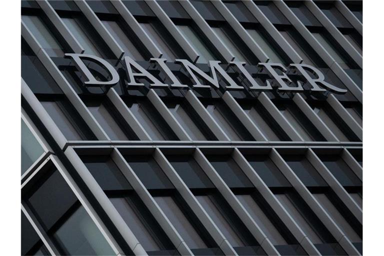 Der Schriftzug der Daimler AG ist an einer Konzernzentrale zu sehen. Foto: Marijan Murat/dpa/Archivbild