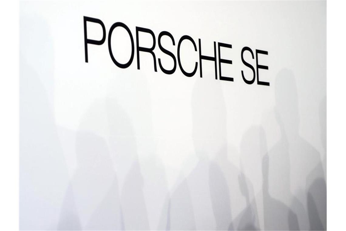 Der Schriftzug der Porsche SE. Foto: Lino Mirgeler/Archivbild