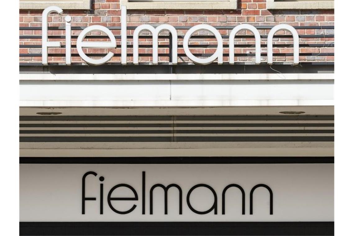 Der Schriftzug des Augenoptik Unternehmens Fielmann ist über einer Filiale am Eppendorfer Marktplatz in Hamburg zu sehen. Foto: Markus Scholz/dpa