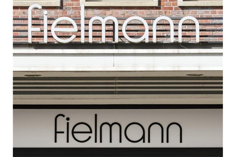 Der Schriftzug des Augenoptik Unternehmens Fielmann ist über einer Filiale am Eppendorfer Marktplatz in Hamburg zu sehen. Foto: Markus Scholz/dpa