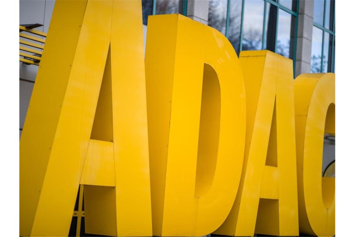 ADAC erwartet Rückreisewelle und Staugefahr Der Schriftzug des Automobilclubs ADAC. Foto: Daniel Karmann/dpa/Symbolbild