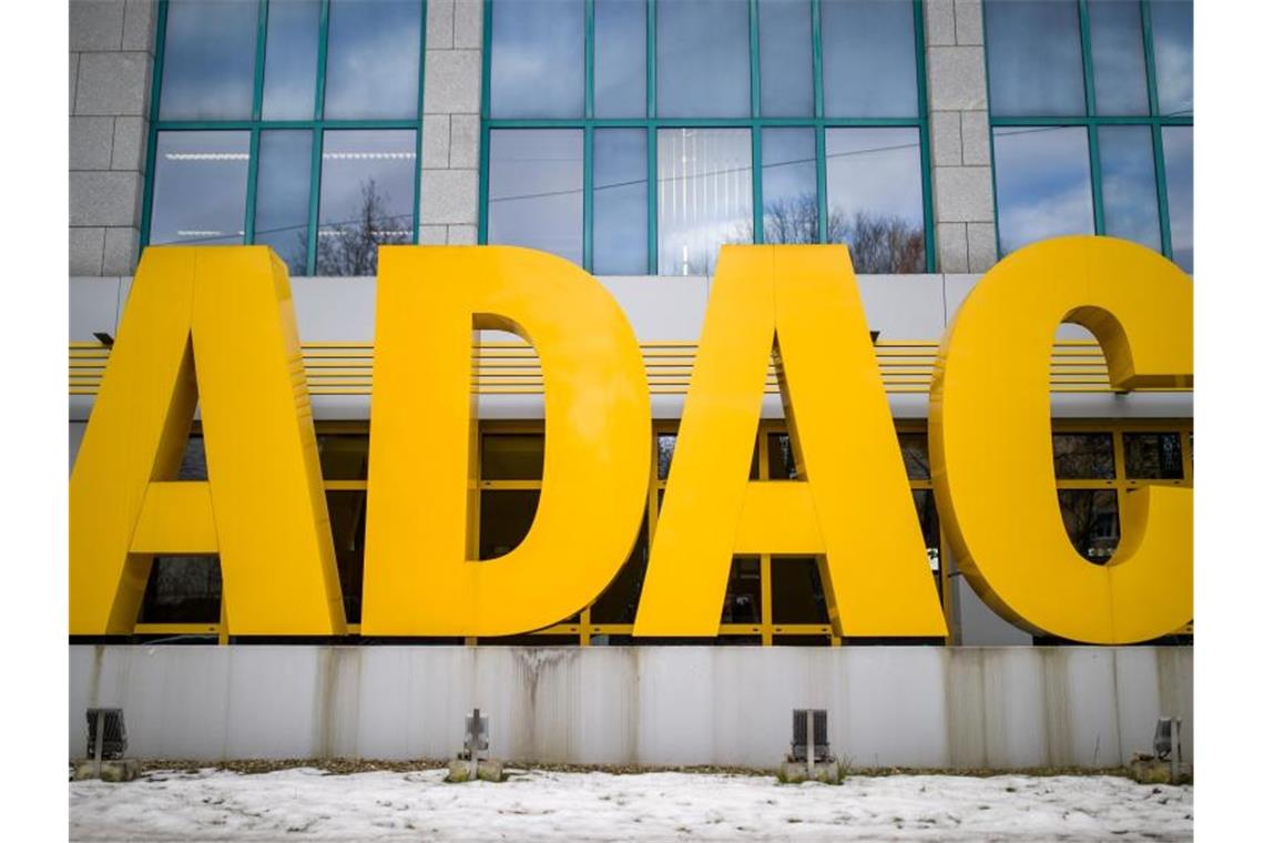 ADAC: Länge der Staus während Pandemie um Hälfte gesunken Der Schriftzug des Automobilclubs ADAC steht vor einem Gebäude. Foto: Daniel Karmann/dpa/Archivbild